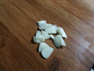 4、香干豆芽炒辣椒,蒜去皮切成片