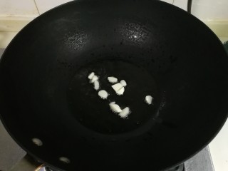 5、香干豆芽炒辣椒,锅热倒入两勺食用油，放入蒜片煎出香味