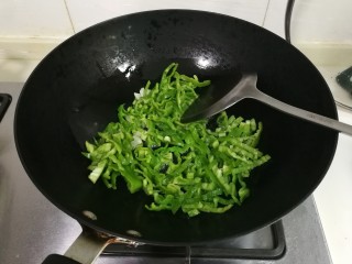 6、香干豆芽炒辣椒,放入辣椒翻炒片刻