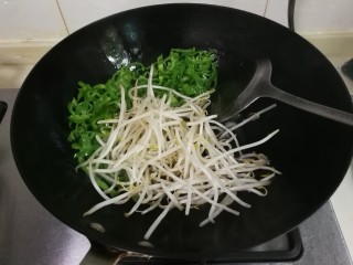 7、香干豆芽炒辣椒,放入绿豆芽翻炒几下