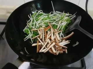 8、香干豆芽炒辣椒,放入香干翻炒片刻