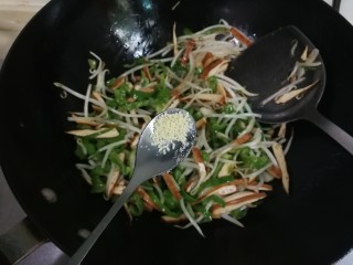 11、香干豆芽炒辣椒,放入少许鸡精翻炒均匀