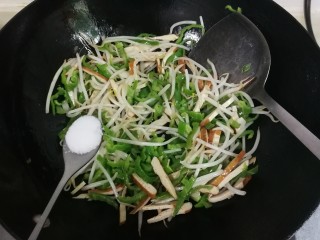 9、香干豆芽炒辣椒,放入盐