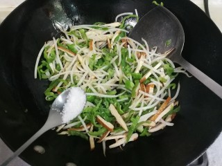 10、香干豆芽炒辣椒,放入少许糖