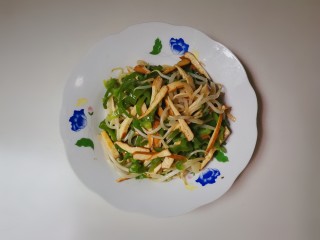 12、香干豆芽炒辣椒,出锅盛盘