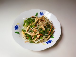 13、香干豆芽炒辣椒,稍微辣一点，非常下饭哦