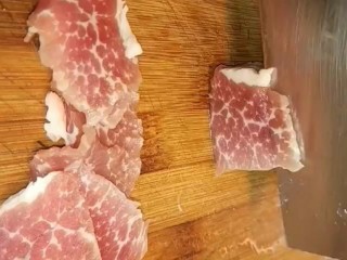 1、辣椒炒肉,准备猪肉切薄片