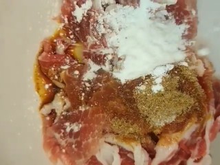 2、辣椒炒肉,加盐，十三香，生抽，淀粉搅拌均匀腌制一会