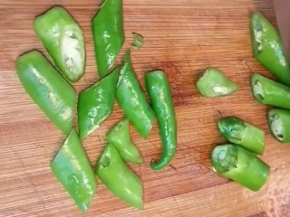 3、辣椒炒肉,辣椒洗净切断