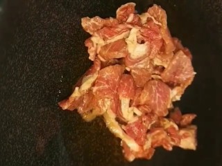 4、辣椒炒肉,锅烧油加入肉炒至变色