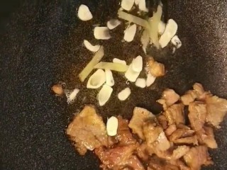 5、辣椒炒肉,加蒜片，姜片炒香