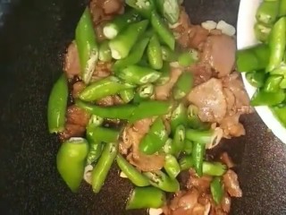 6、辣椒炒肉,下入辣椒翻炒