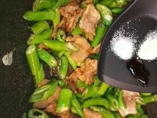 7、辣椒炒肉,加少许盐，鸡精，耗油翻炒均匀炒熟出锅