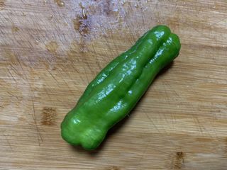 1、青椒土豆丝,准备一个青椒洗净