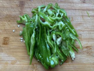 2、青椒土豆丝,切成丝