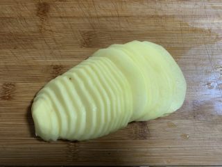 4、青椒土豆丝,先切成片