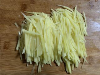 5、青椒土豆丝,然后切成丝