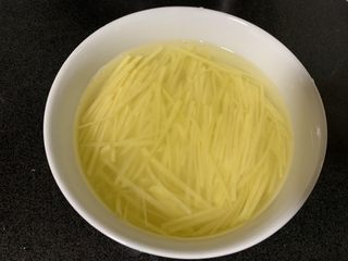 6、青椒土豆丝,放在清水里洗掉一些淀粉,这样吃起来更加爽口