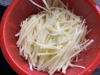 7、青椒土豆丝,捞出来沥干水分