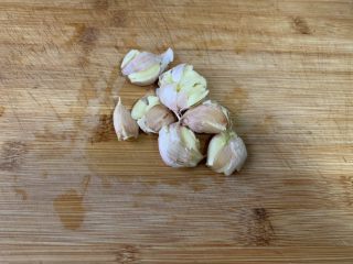 8、青椒土豆丝,蒜头拍扁,去皮