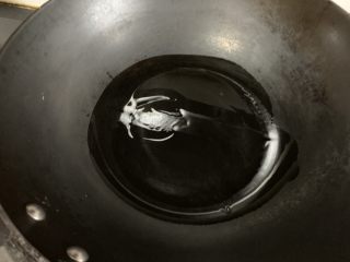 10、青椒土豆丝,热锅倒油