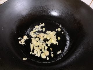 11、青椒土豆丝,下入蒜末炒香