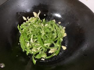 12、青椒土豆丝,倒入青椒丝
