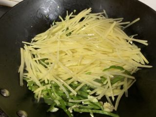13、青椒土豆丝,加入土豆丝,翻炒