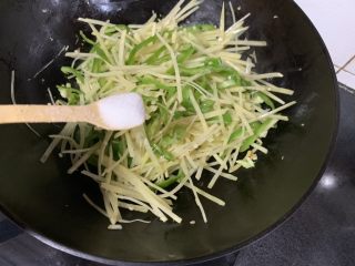 14、青椒土豆丝,加入食盐,可以加少许清水,以免糊锅