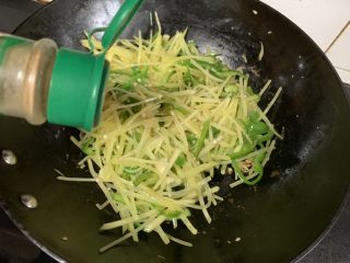 15、青椒土豆丝,少许十三香调味