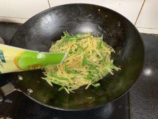 16、青椒土豆丝,适量鸡精提鲜