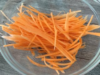 3、健康素食之豆腐皮卷素菜,胡萝卜丝