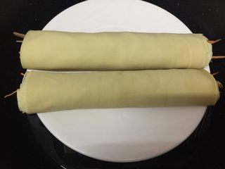 8、健康素食之豆腐皮卷素菜,卷好后放到盘里，入锅大火蒸8分钟