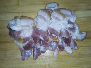 1、川香粉蒸肉,五花肉切片。