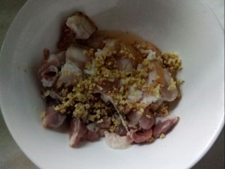 2、川香粉蒸肉,五花肉加料酒和老姜码味。