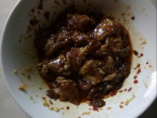 4、川香粉蒸肉,先加红糖拌匀，再加酱油、郫县豆瓣酱和调和油拌匀。