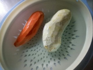 7、川香粉蒸肉,香芋和沙地蜜薯削皮，洗净。