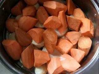 9、川香粉蒸肉,沙地蜜薯切块平放。