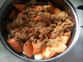 10、川香粉蒸肉,放入拌匀的五花肉。