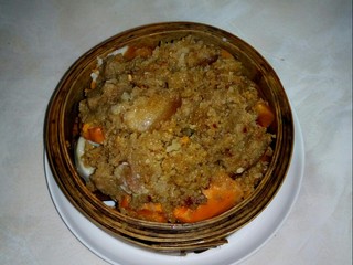 13、川香粉蒸肉,盛入竹蒸笼中。