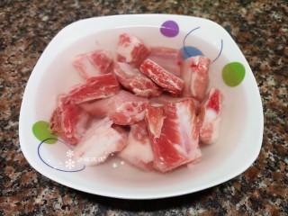 2、四季豆烧排骨,将排骨洗净后用清水泡一泡，泡出血水再捞出沥干水分备用。