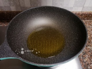 6、四季豆烧排骨,热锅倒油烧至八成热。