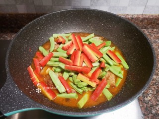 11、四季豆烧排骨,放入四季豆和胡萝卜翻炒均匀。