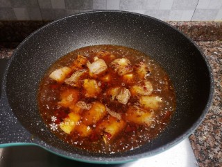 10、四季豆烧排骨,倒入适量清水大火煮开再转小火煮20分钟。