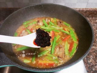 12、四季豆烧排骨,放入适量老干妈风味豆豉翻炒均匀再煮至汤汁浓稠。