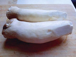 1、凉拌手撕杏鲍菇,两个杏鲍菇洗干净。