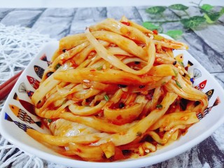 11、凉拌手撕杏鲍菇,装入盘中可以开吃啦！开胃菜，吃了胃口大开。