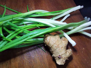 4、香辣鸭血,葱姜