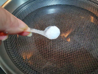 8、香辣鸭血,水锅中加盐