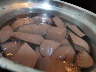 11、香辣鸭血,鸭血与黑豆腐焯水后，还要泡在水里备用